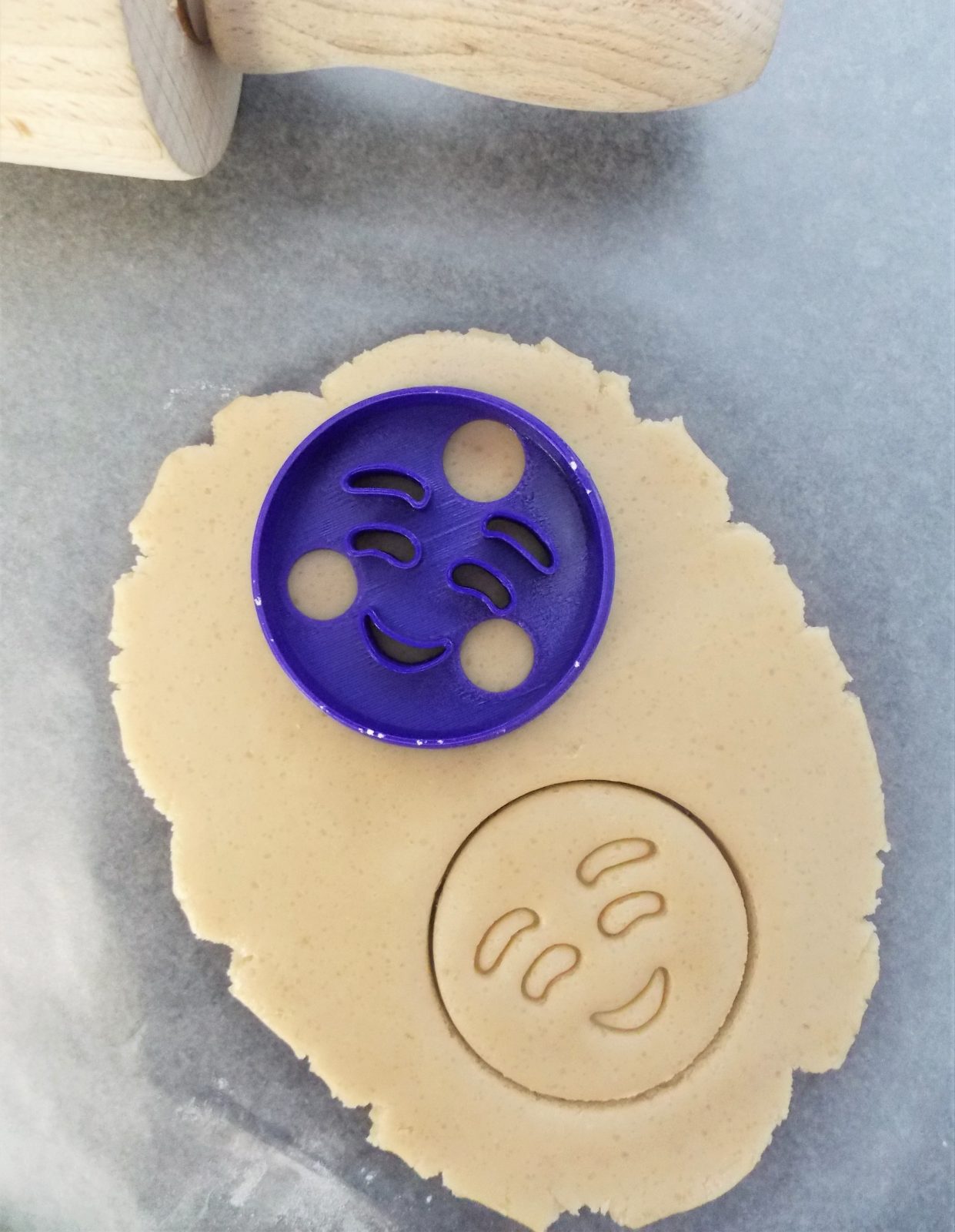 Mini Smiling Eyes Emoji Two Part Cookie Cutter