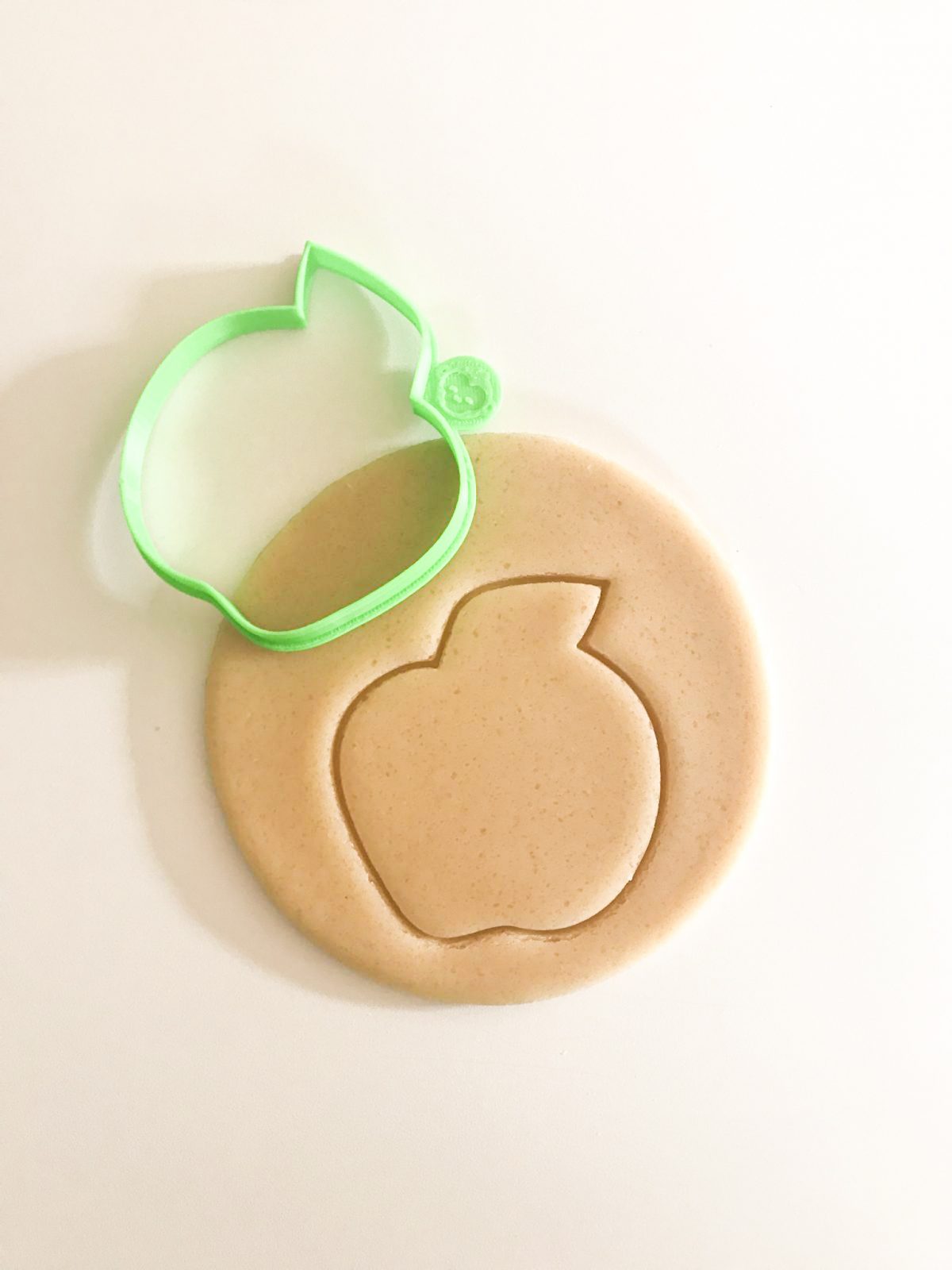 Kawaii-Apple-Outline-Cookie-Cutter