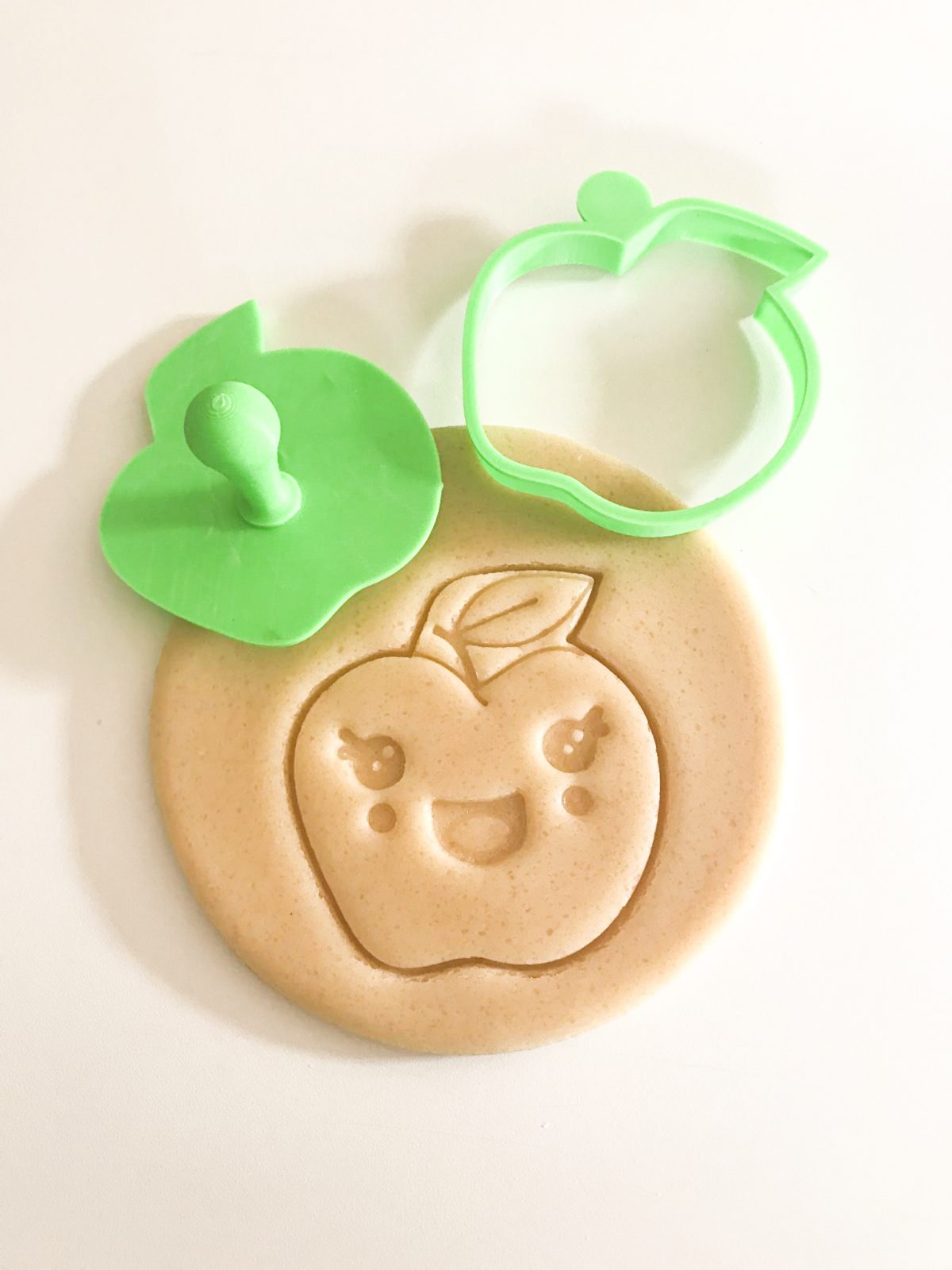 Kawaii-Apple-Two-Piece-Cookie-Cutter